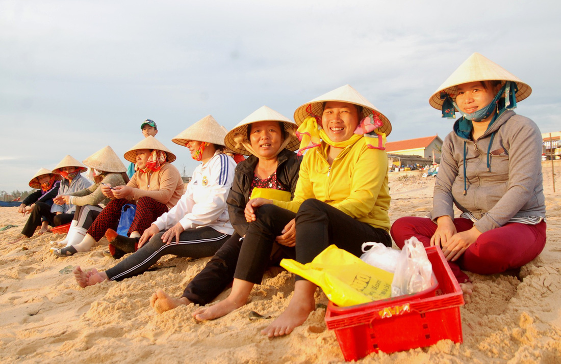 Nụ[-]cười[-]hồi[-]sinh[-]từ[-]vùng[-]biển[-]chết
